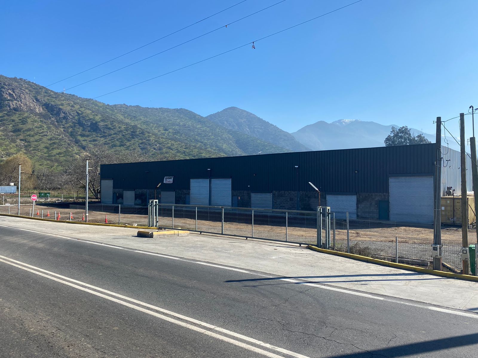 BODEGA 180 m2 a orilla de camino